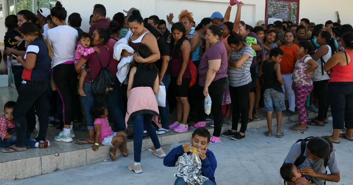  Migrantes esperan trámite de asilo en México © Reuters