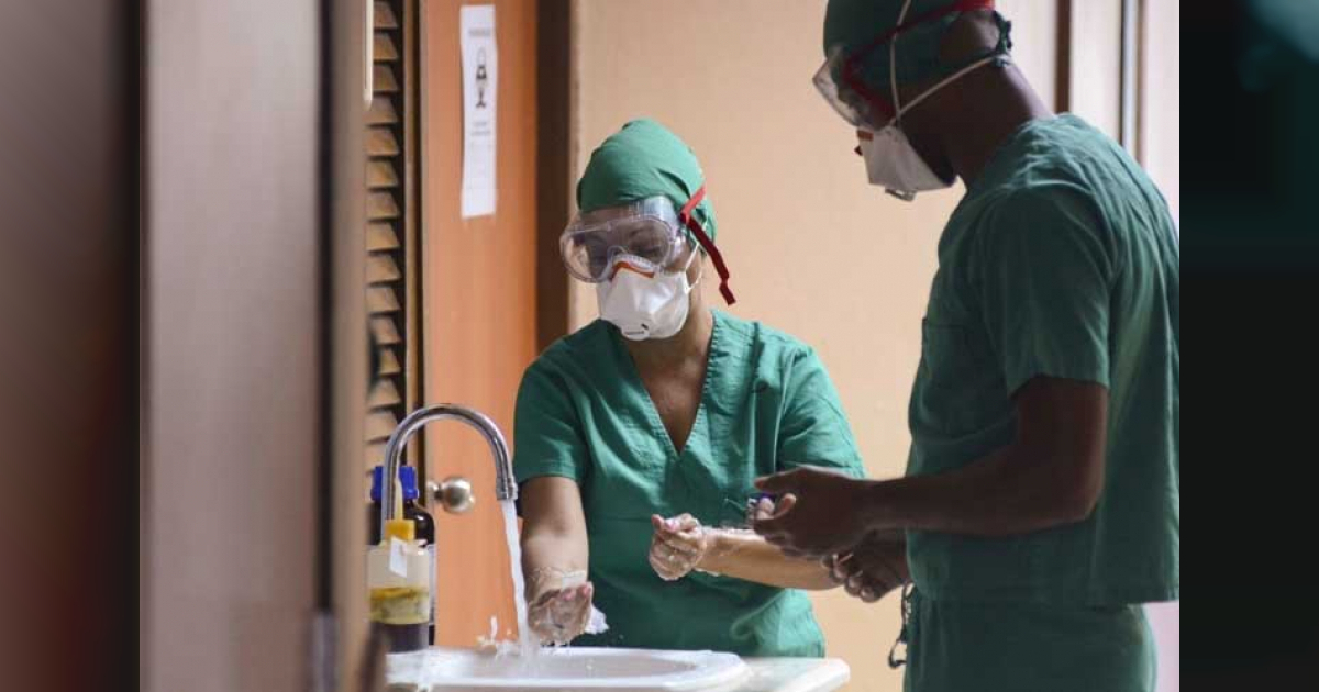 Personal sanitario cubano con mascarillas © Prensa Latina