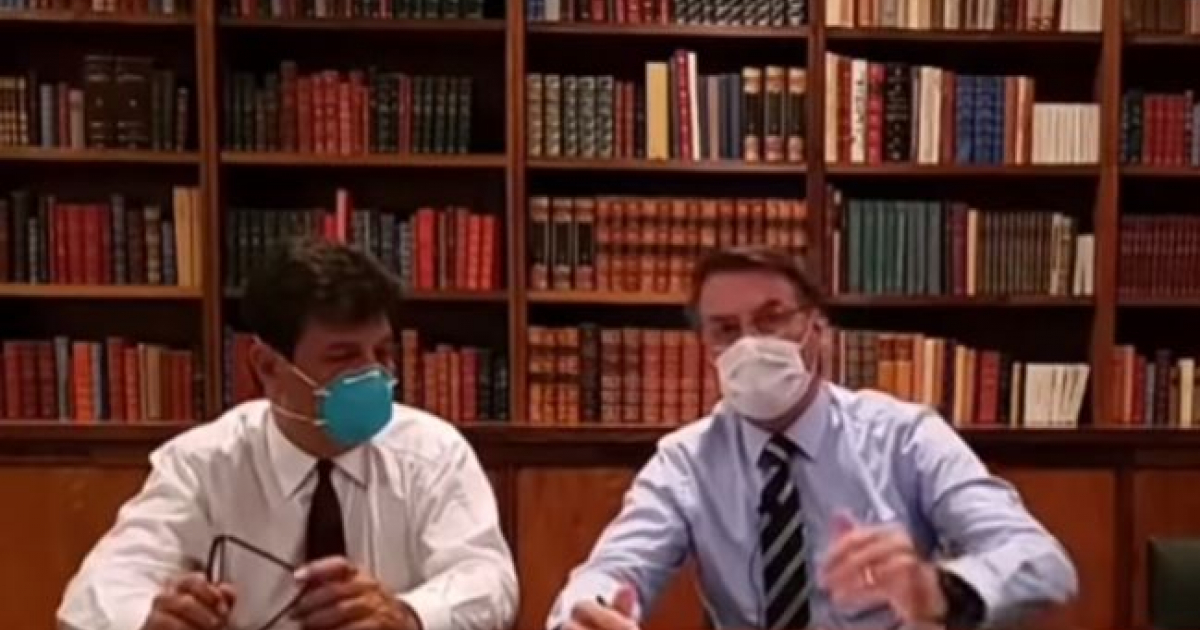Bolsonaro y el ministro de Salud, Luiz Henrique Mandetta, comparecen con mascarilla © Youtube / Jair Bolsonaro