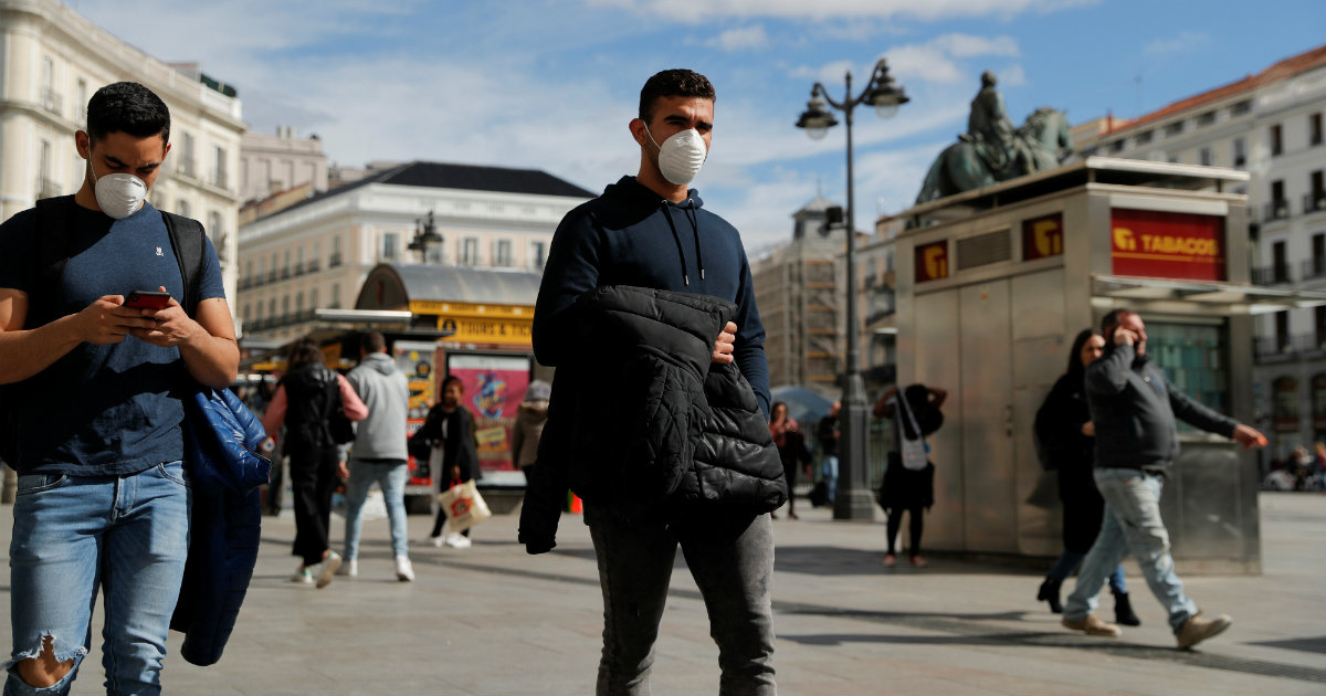 Personas con mascarillas en la Puerta del Sol, en Madrid © REUTERS