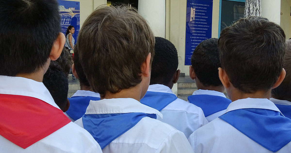 Jóvenes estudiantes en los aledaños de una escuela en Cuba © CiberCuba
