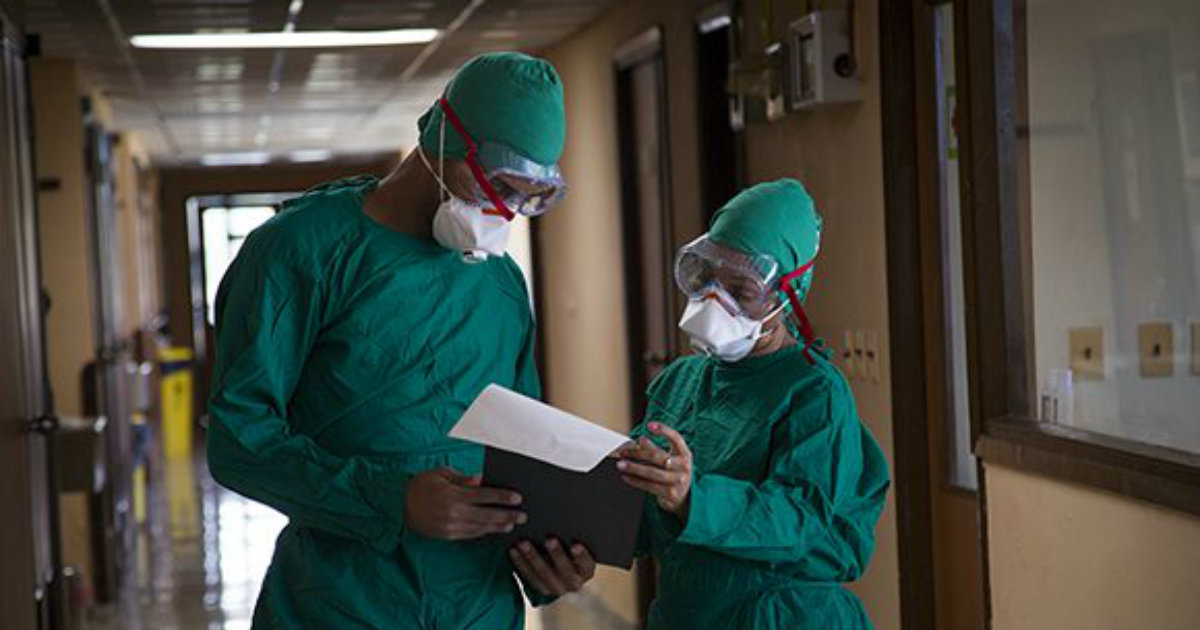 Trabajadores sanitarios de Cuba consultando el diagnóstico de un paciente © Cubadebate / Irene Pérez
