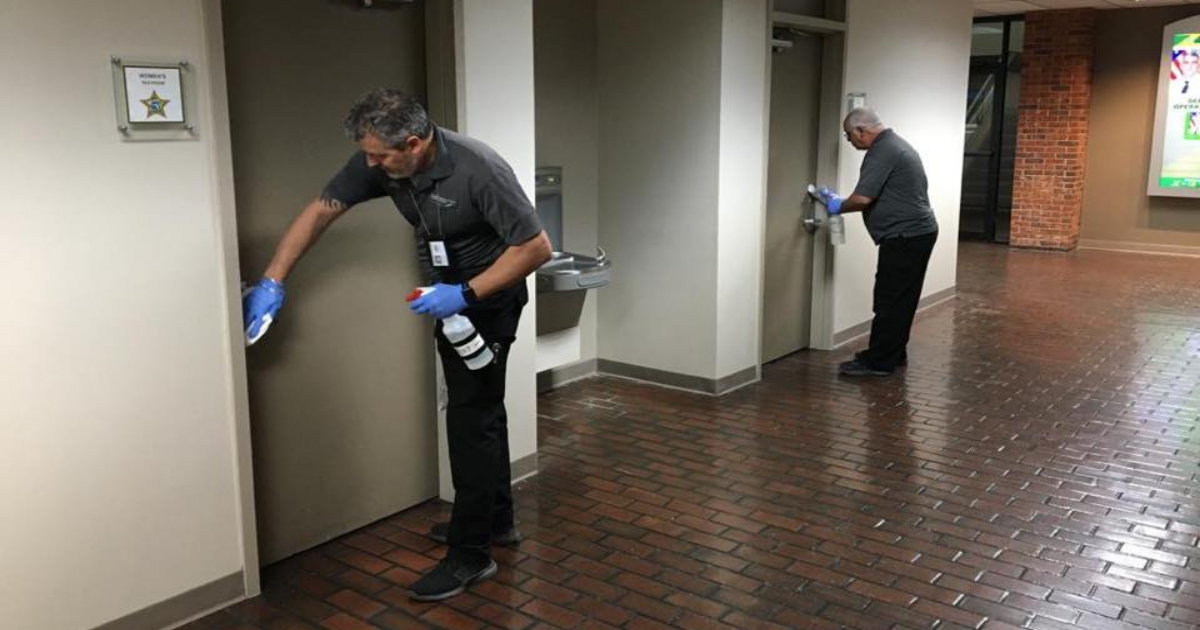 Policía limpia la sede en Hillsborough County, donde se detectó el caso del cubano. (imagen de referencia) © Facebook / Hillsborough County Sheriff's Office