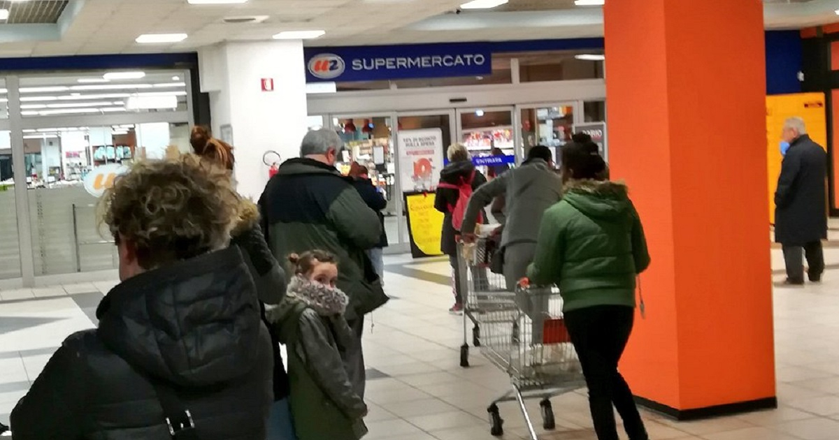 Fila organizada para un supermercado en Lombardía © Twitter/@filipebatsilv