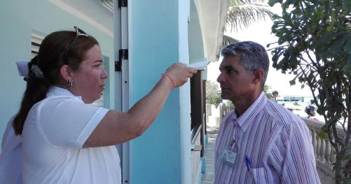 Personal sanitario revisa a tripulantes caribeños ante auge de coronavirus © Periódico 26
