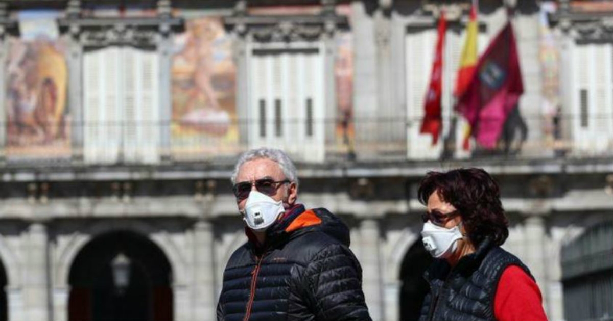 Españoles con mascarillas en la Plaza Mayor de Madrid, el 9 de marzo de 2020 © REUTERS / Sergio Pérez