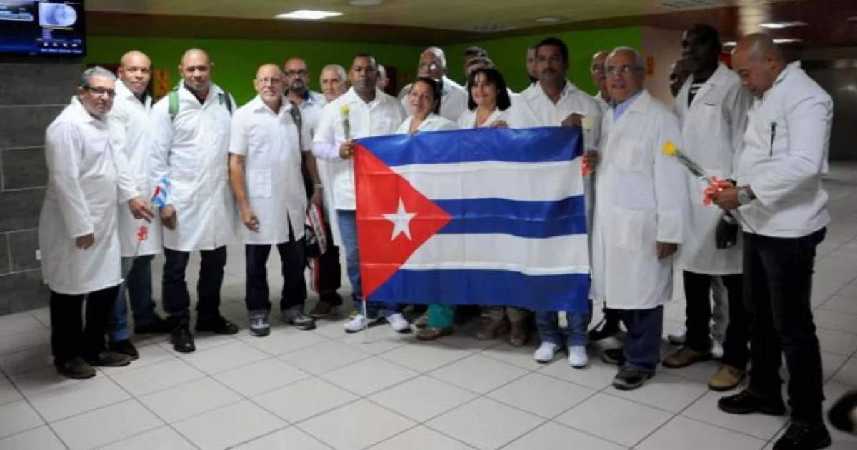 Médicos cubanos con la bandera de la Isla en una imagen de archivo © Granma / Juvenal Balán