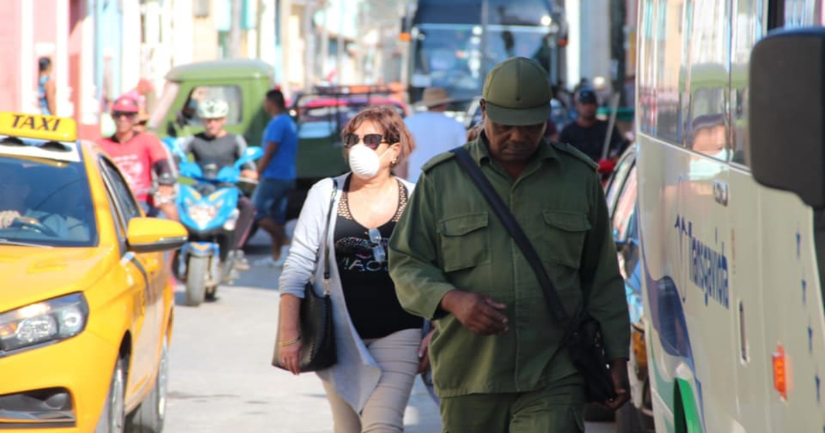 Cubanos con mascarillas en Trinidad. (imagen de referencia) © Facebook / Dennis Valdés Pilar