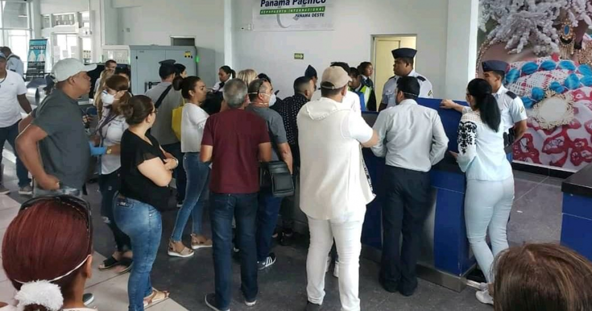 Cubanos varados en aeropuerto de Panamá. © Cibercuba