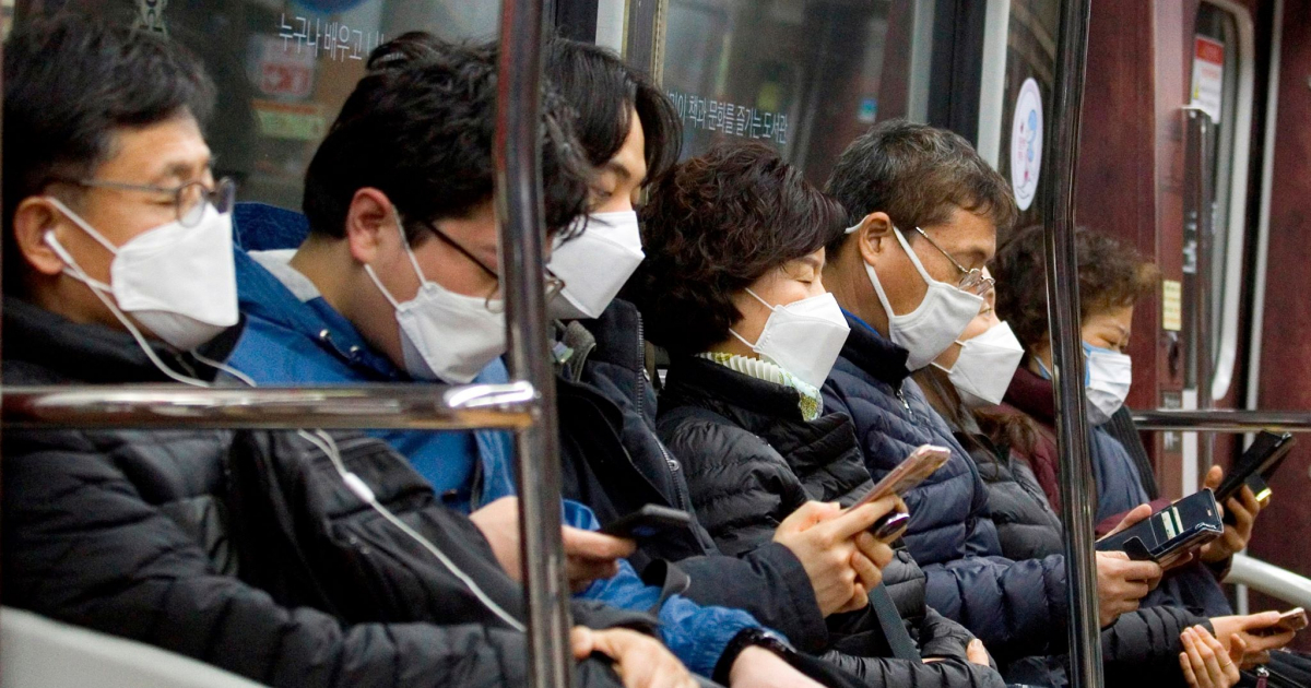 Pasajeros en el metro de Seúl: Protegidos contra el coronavirus. © Reuters / Lee Jae-Won