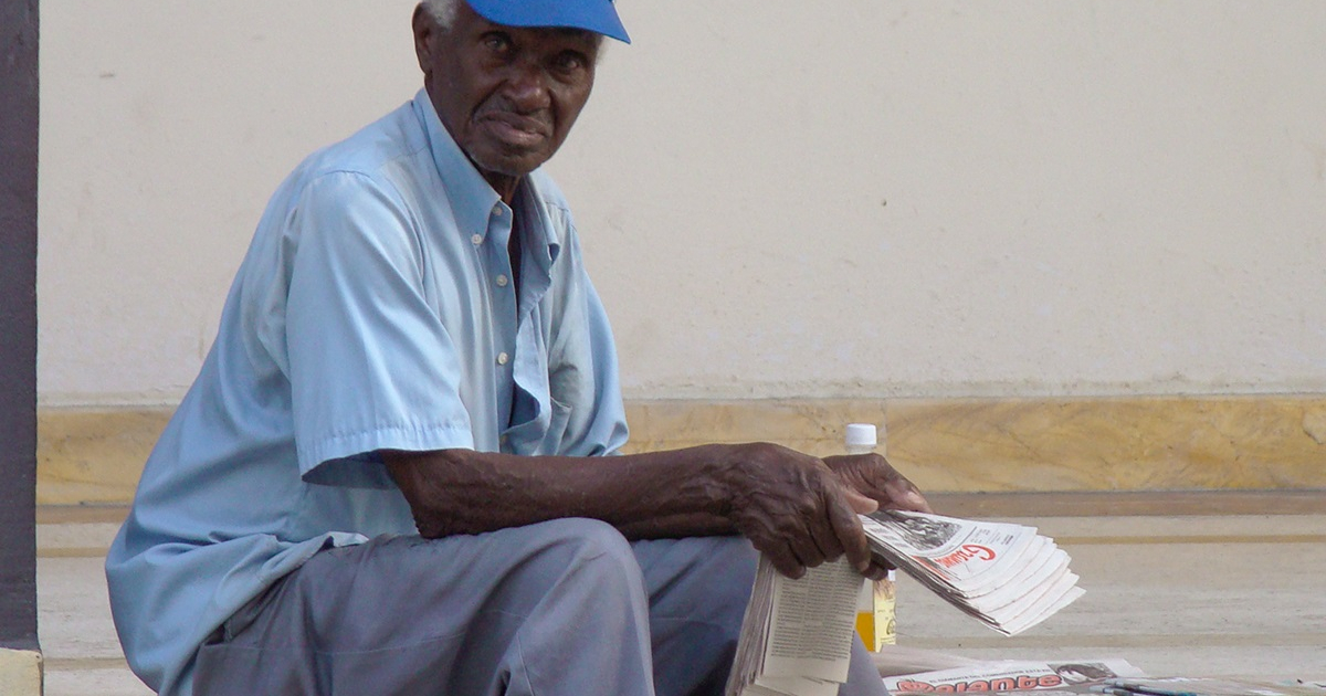 Anciano cubano vendiendo periódicos © CiberCuba