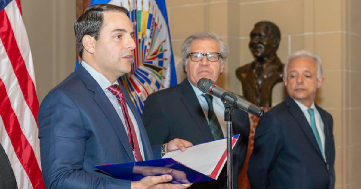 Carlos Trujillo (i) junto a Luis Almagro, secretario general de la OEA (d) © Flickr/US Departament of State