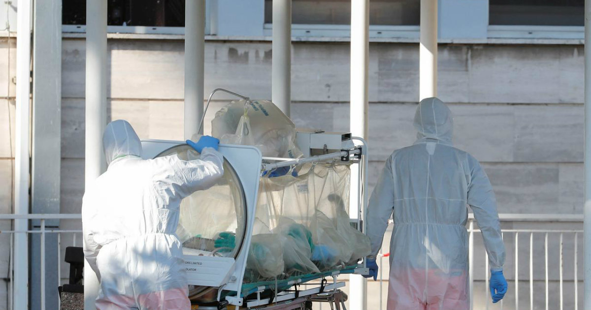 Profesionales sanitarios trasladan a un contagiado en Italia © Reuters / Remo Casilli