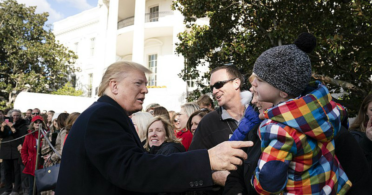Trump con personas en la Casa Blanca (archivo) © Wikimedia Commons