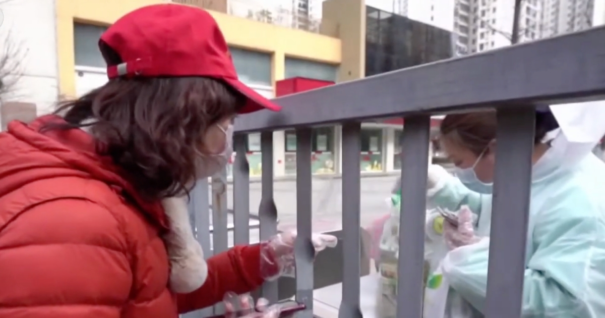 Personas con mascarillas en Wuhan, epicentro del coronavirus. © Captura de pantalla CCTV