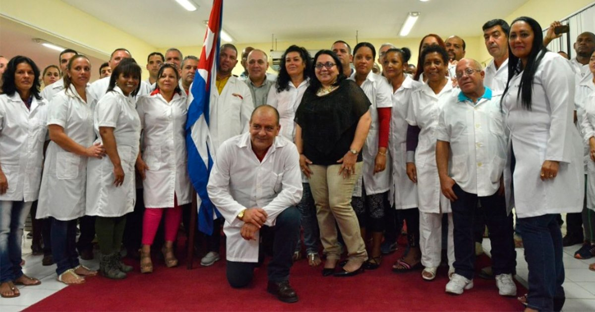 Médicos cubanos © @EmbaCubaLima / andina.pe