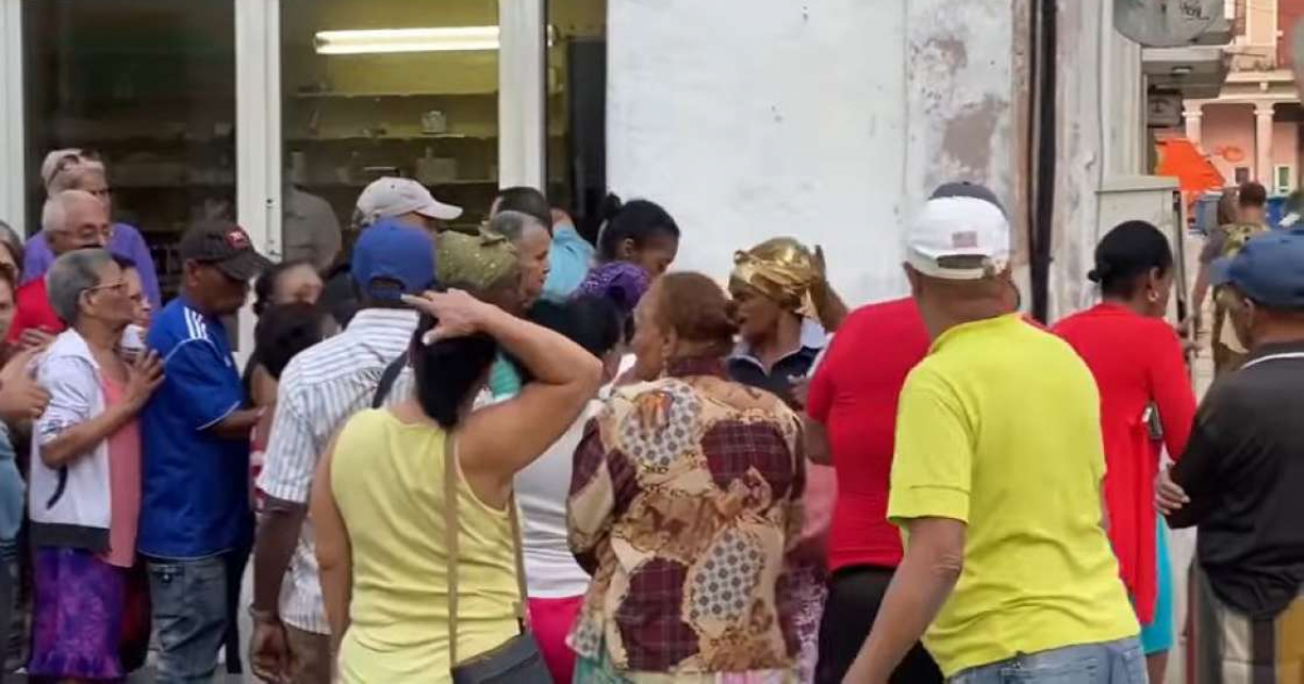 Cola en una farmacia de La Habana © Captura de video de youtube