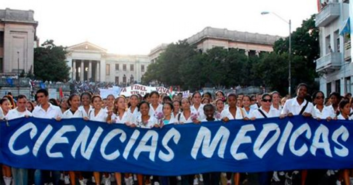 Estudiantes de Medicina marchando frente a la Universidad de La Habana © Radio Habana Cuba