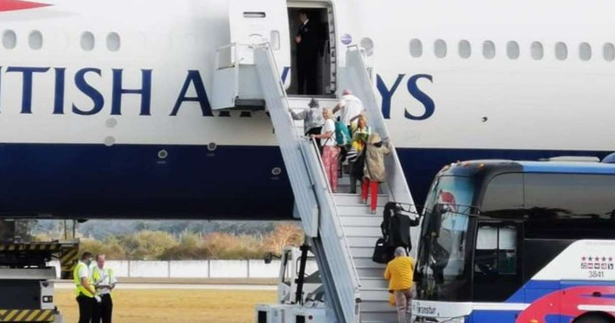 Turistas del MS Braemar subiendo al avión que los llevó de regreso a Gran Bretaña © Bruno Rodríguez Parrilla/ Twitter