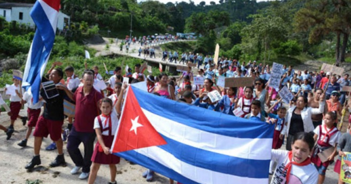 Desfile político en Cuba © La Demajagua