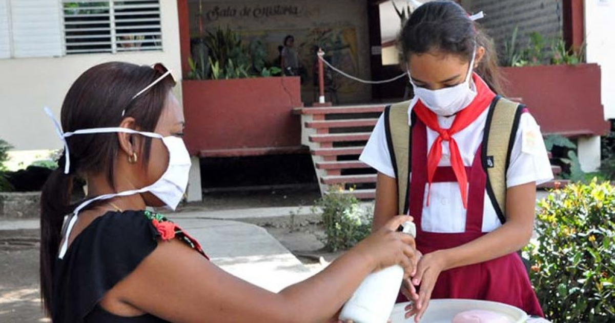 Usan hipoclorito para el lavado de manos en una escuela de Holguín © Radio Bayamo