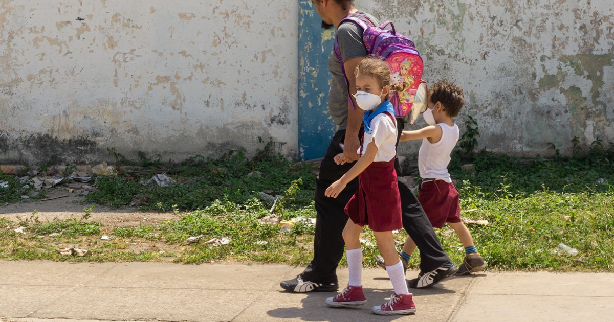 Niños van a la escuela usando nasobucos © CiberCuba