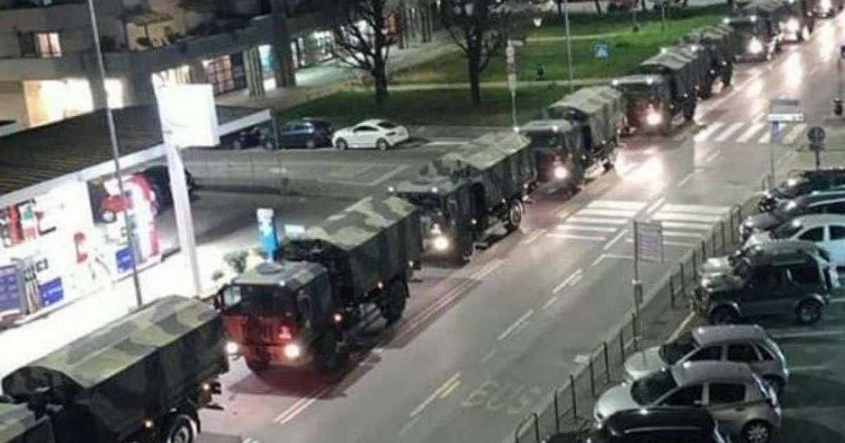 Camiones del ejército italiano trasladan ataúdes con víctimas de coronavirus © Camilla Conti/ Twitter