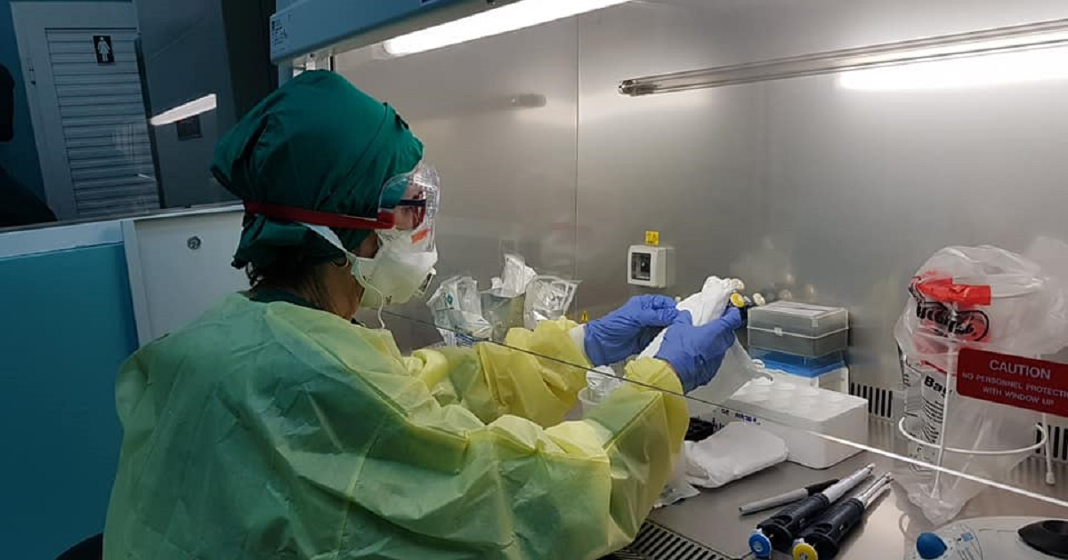 Médico cubano en laboratorio © CMHW.