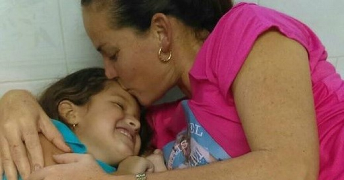 La niña y su madre en Cuba © Yeni Nuñez Jerez/Facebook