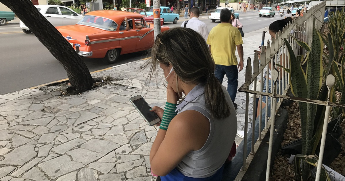 Cubanos conectados en zona Wi-Fi de La Rampa en Vedado, La Habana. © Cibercuba