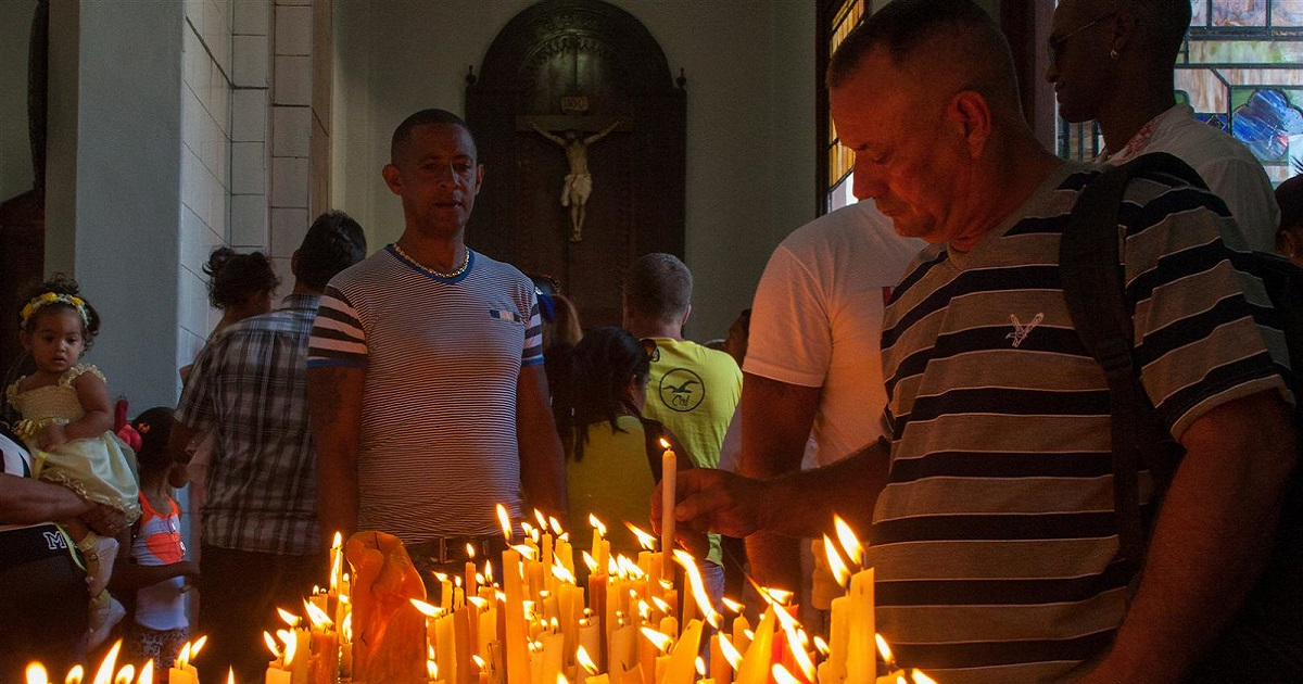 Cubanos en el Santuario de El Cobre en 2016 (imagen referencial). © Cibercuba/José Roberto Loo Vázquez