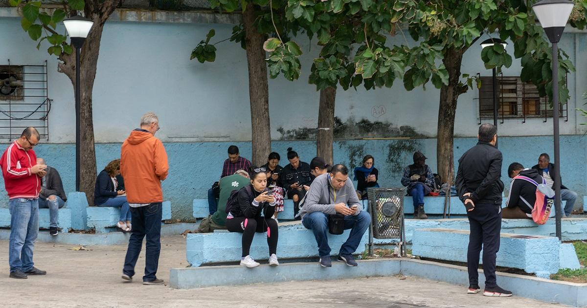 Cubanos conectados en zona Wi-Fi del Vedado, La Habana. © Cibercuba