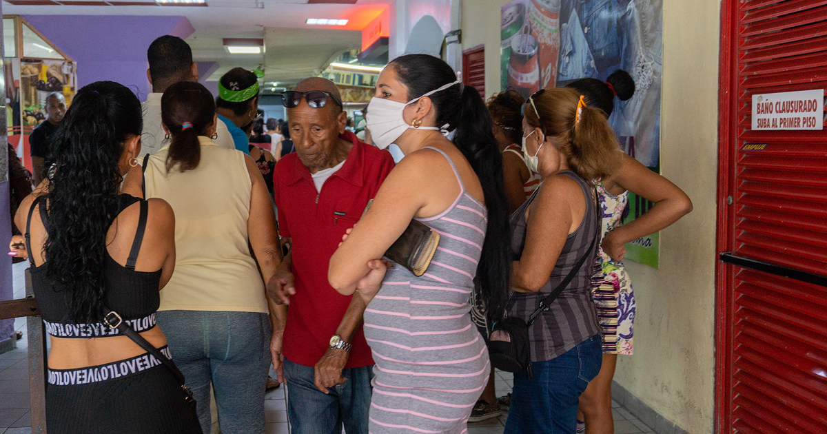 Cubanos durante una cola para comprar © CiberCuba