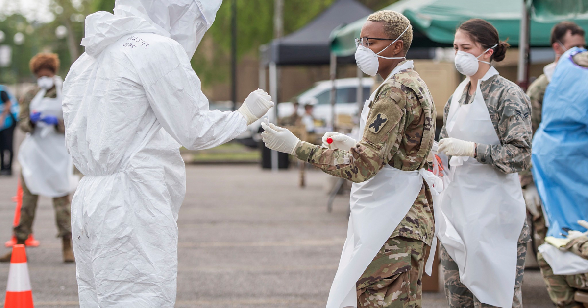 Miembros de la Guardia Nacional recogen muestras de exámenes de coronavirus en Nueva Orleans. © U.S. Air National Guard/ Senior Master Sgt. Dan Farrell