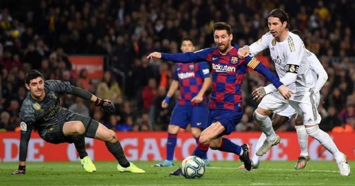 Leo Messi disputa un balón ante la presencia de Sergio Ramos © FC Barcelona