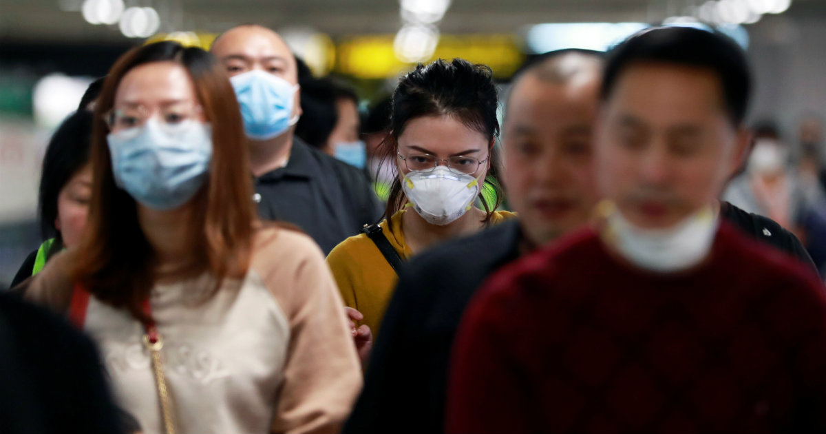 Ciudadanos chinos se mueven portando mascarillas © Reuters 
