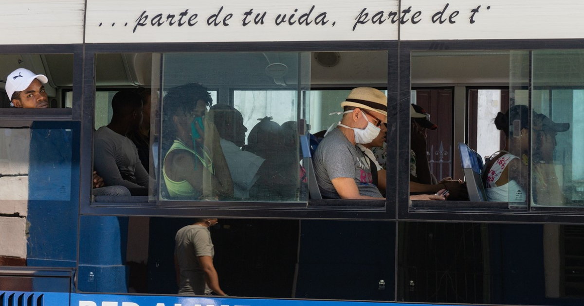 Cubanos usan mascarilla en una guagua en La Habana © CiberCuba