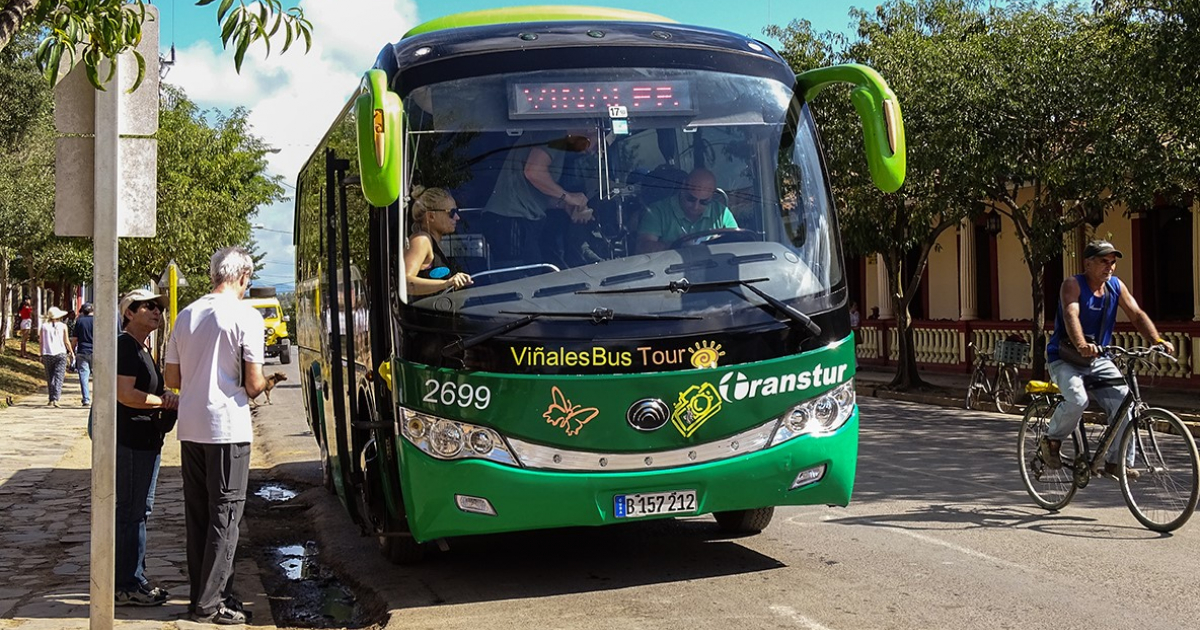  Autobús de turismo en Viñales © CiberCuba