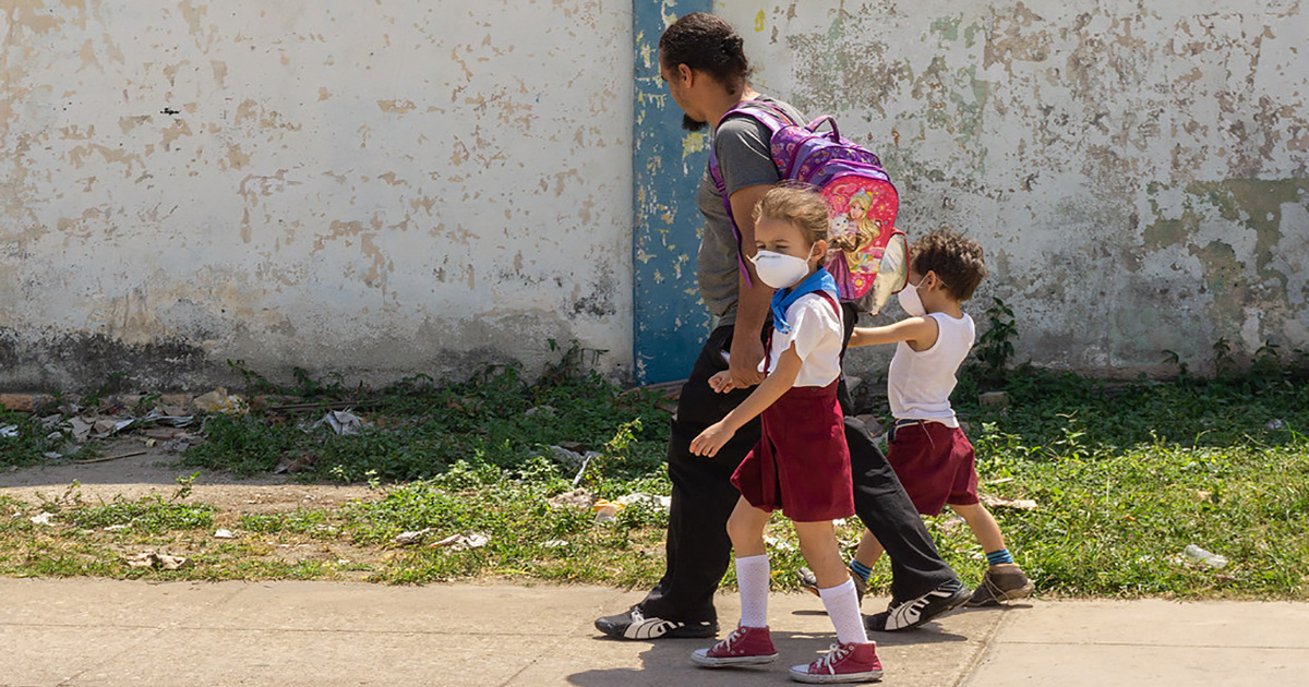 Padre recogiendo a sus hijos de la escuela © CiberCuba
