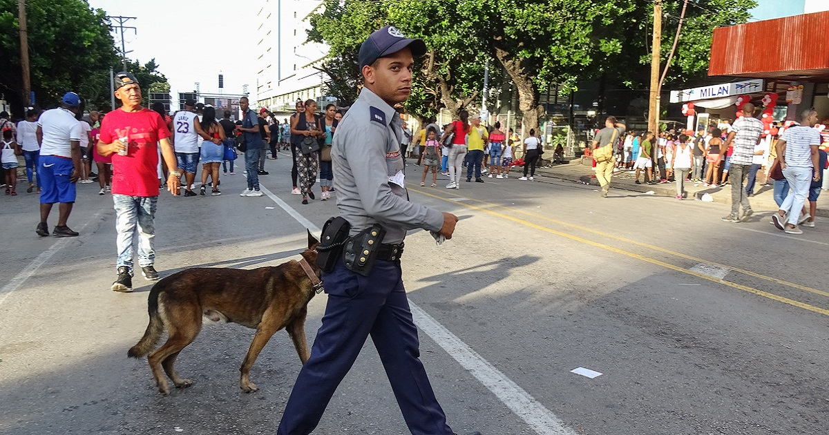 Policía con perro en calle 23, La Habana (imagen de referencia) © CiberCuba