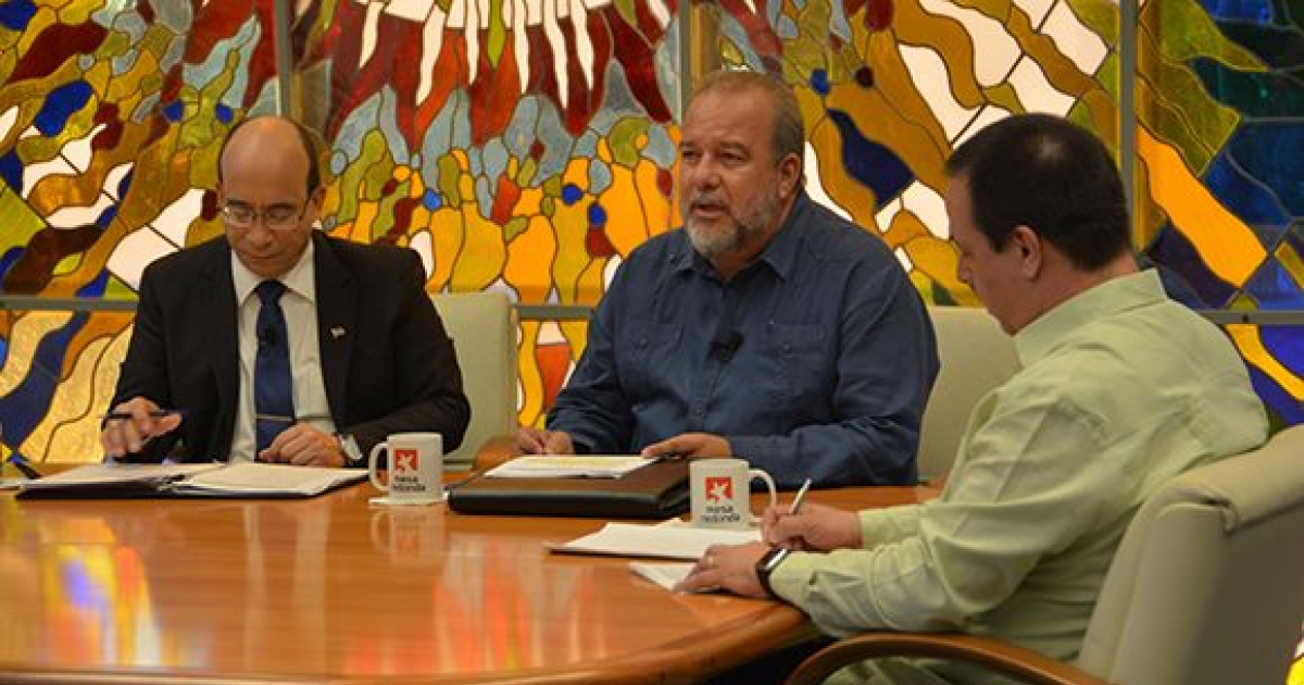 Primer Ministro de Cuba, al centro, en la Mesa Redonda © Cubadebate
