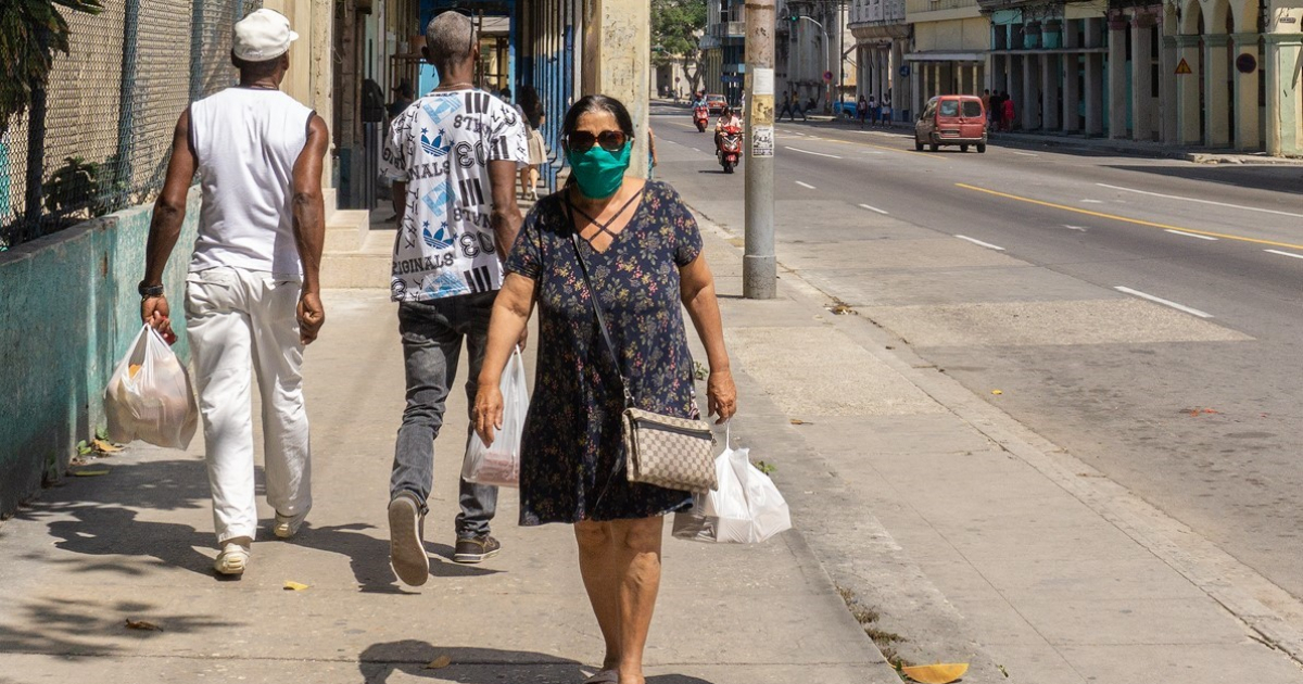 Mujer con mascarilla camina por La Habana © CiberCuba 