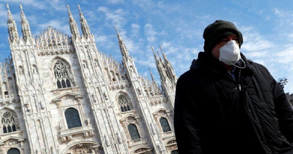 Un hombre con mascarilla camina ante la catedral de Milán, el 4 de marzo de 2020. © REUTERS/Guglielmo Mangiapane