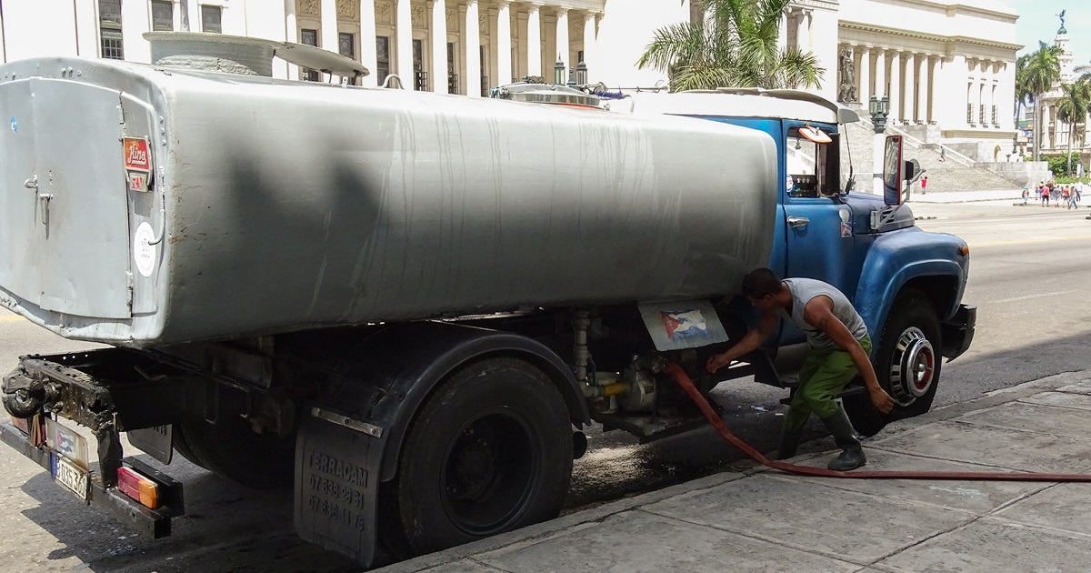 Pipa distribuidora de agua en La Habana © CiberCuba