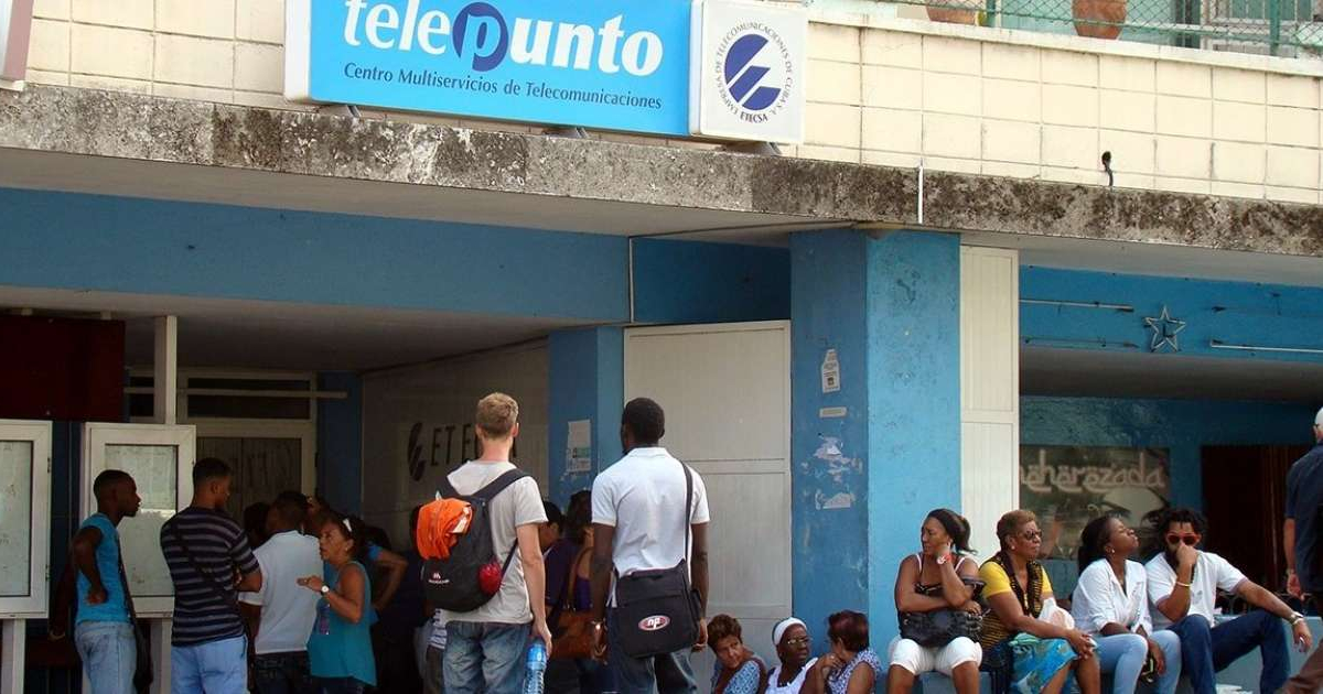 Cubanos hacen cola en una oficina de ETECSA © CiberCuba