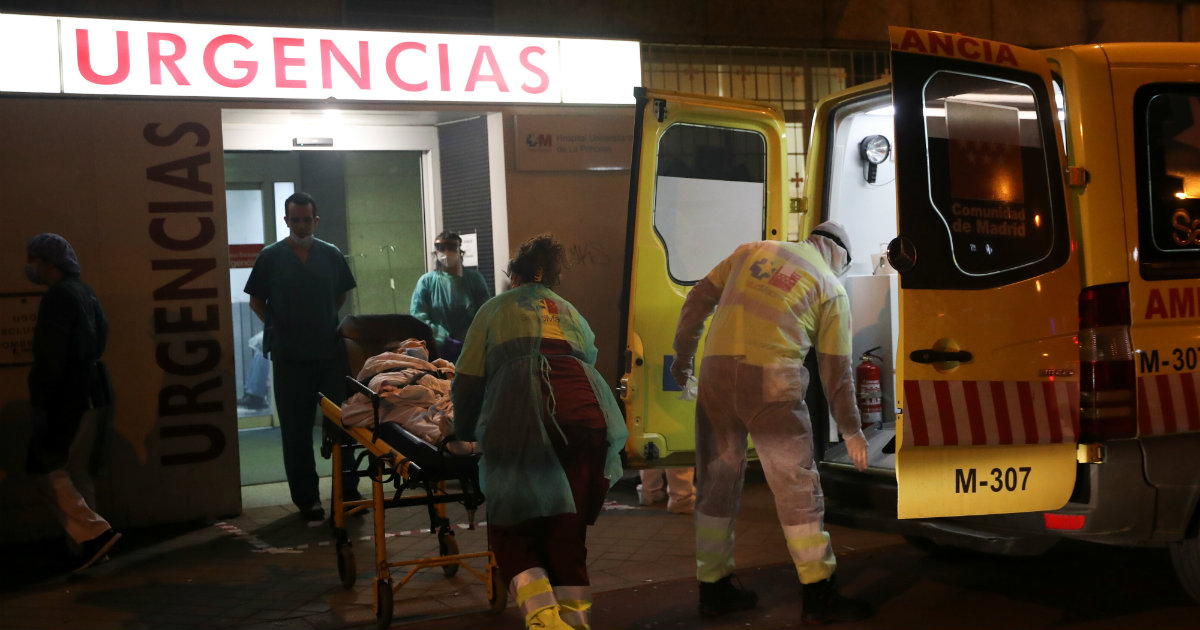 Trabajadores sanitarios en Madrid trasladan a un paciente © Reuters / Susana Vera