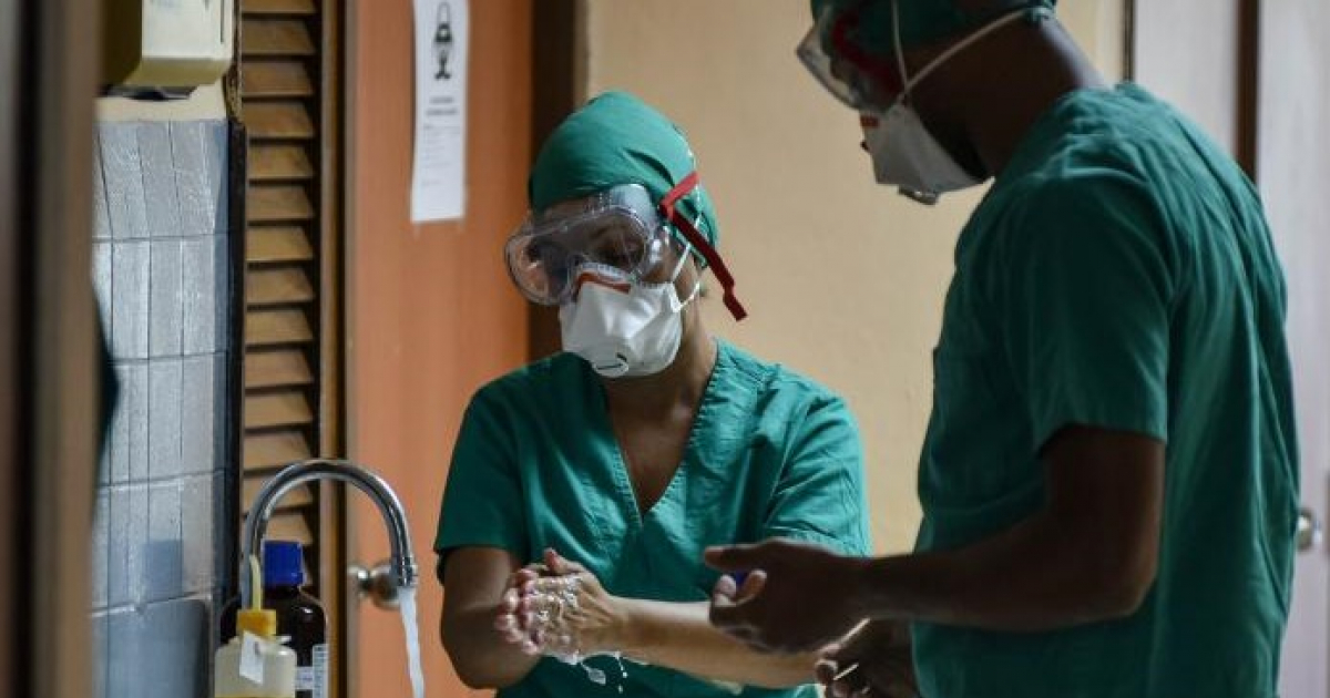 Médicos cubanos se lavan las manos © Granma / Ariel Cecilio Lemus 