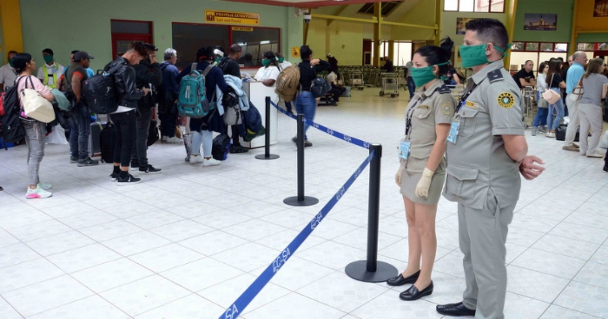 Personas con mascarillas en el aeropuerto de La Habana. (imagen de referencia) © CiberCuba
