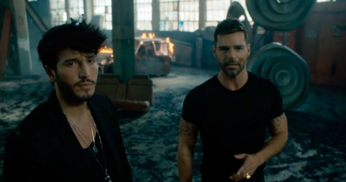 Sebastián Yatra y Ricky Martin en el videoclip "Falta amor" © Youtube / Sebastián Yatra