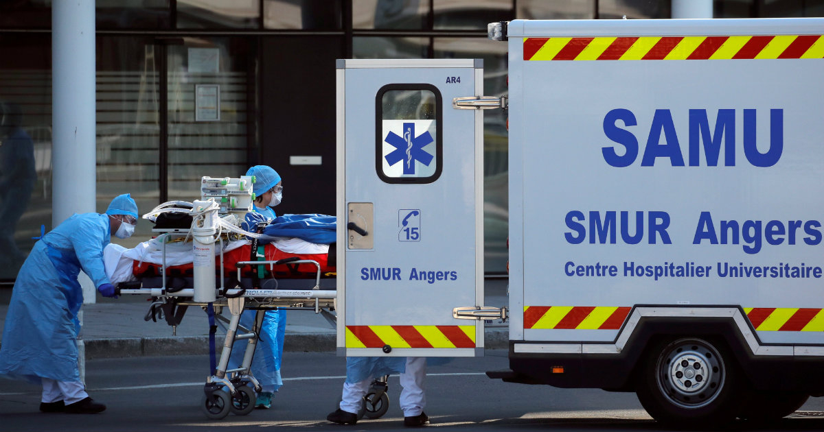 Personal sanitario traslada a un paciente en ambulancia en Angers © Reuters / Stephane Mahe